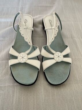 Clarks White Leather Floral Slingback Sandals with Light Blue Footbed Size 9M